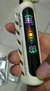 grande plano do ecrã inteligente a cores de 2,1 polegadas que mostra o modo de potência de saída elevada no vozol gear shisha 25000 grande plano do ecrã inteligente a cores de 2,1 polegadas que mostra o modo de potência de saída elevada no vozol gear shisha 25000