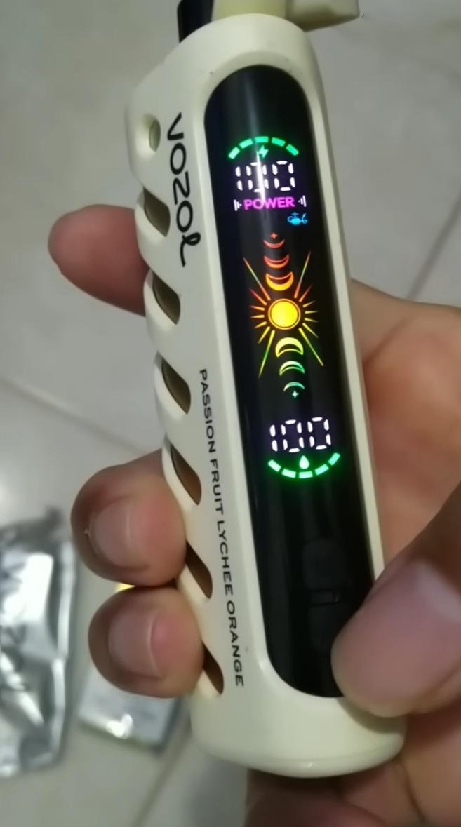 grande plano do ecrã inteligente a cores de 2,1 polegadas que mostra o modo de potência de saída elevada no vozol gear shisha 25000