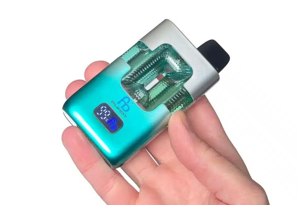 holding the fumot eco 2in1 50k cool mint & watermelon ice in hand
