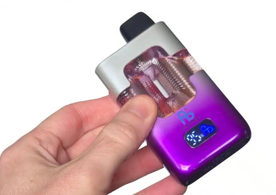 holding the fumot eco 2in1 50k fanta & cola ice in hand