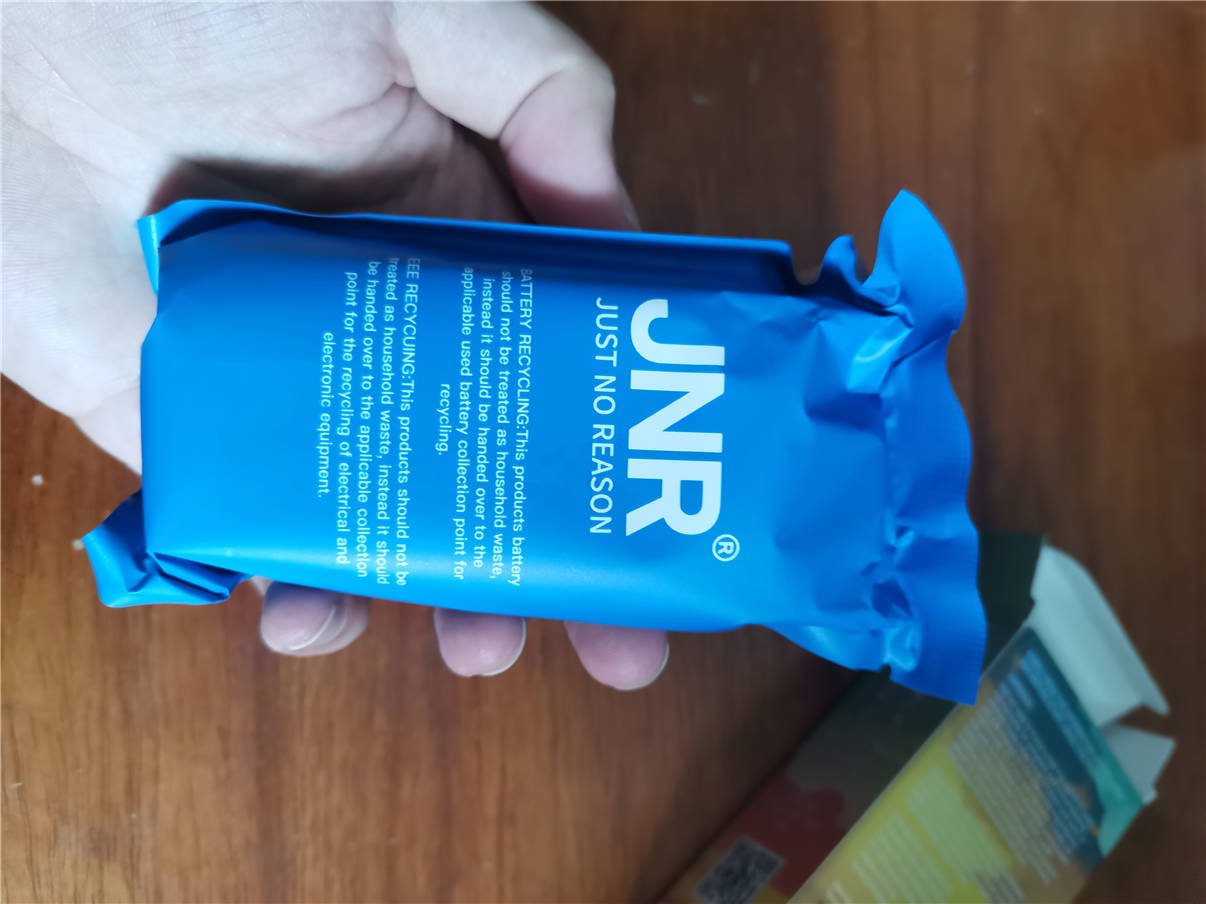 vista posterior de la bolsa de envasado para vape jnr falcon 16000