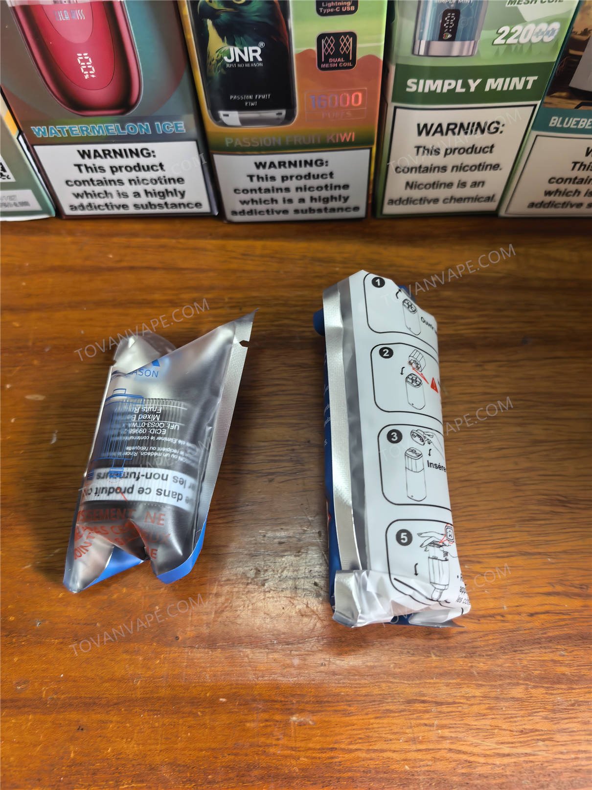 close up of the jnr fox 10000 main device and e liquid pod