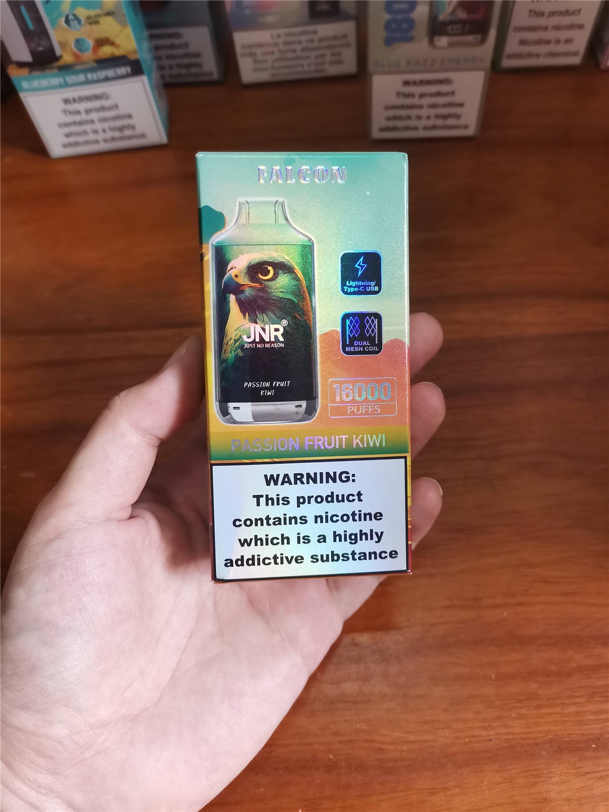 vista frontal de la caja de venta de vape jnr falcon 16000