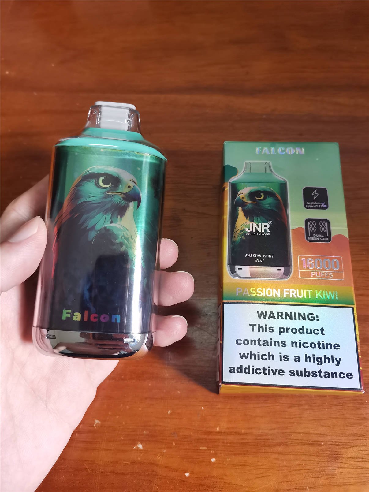 jnr falcon 16000 kit de vape y su caja de embalaje frontal