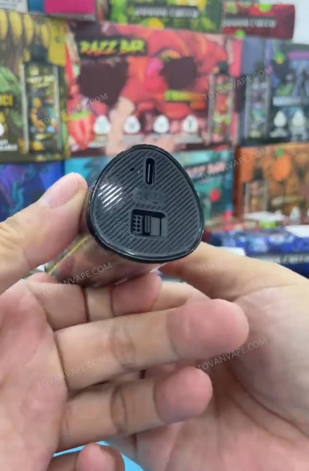 bottom view of razz bar 30k in hand, showing the charging port and airflow switch