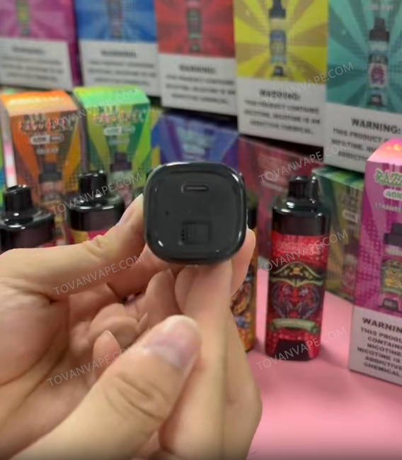 Ansicht des razz bar 40k-Vapes von unten, die den Luftstromregler zeigt, der auf den minimalen Widerstand für einen straffen Zug eingestellt ist