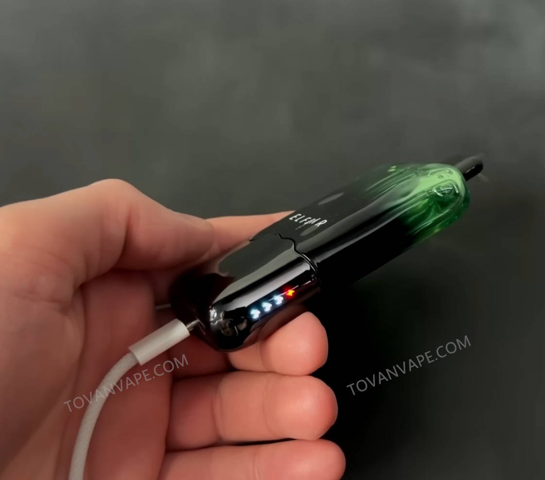 elfbar duke 30000-Display, das im 20-W-Leistungsmodus anzeigt, dass der Ladevorgang aktiv ist