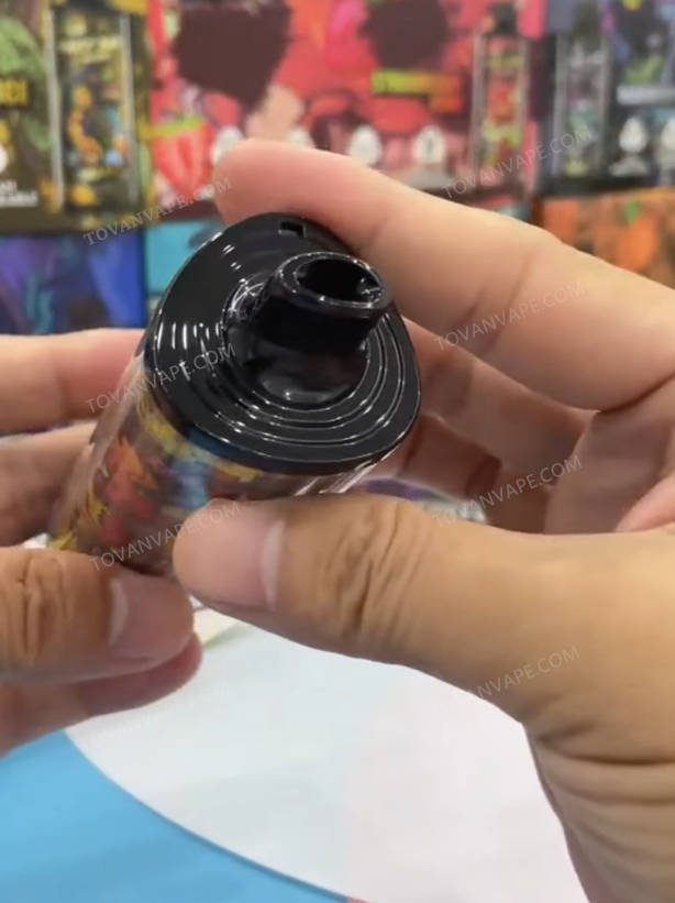 hand presenting the ergonomic top mouthpiece of the razz bar 30000