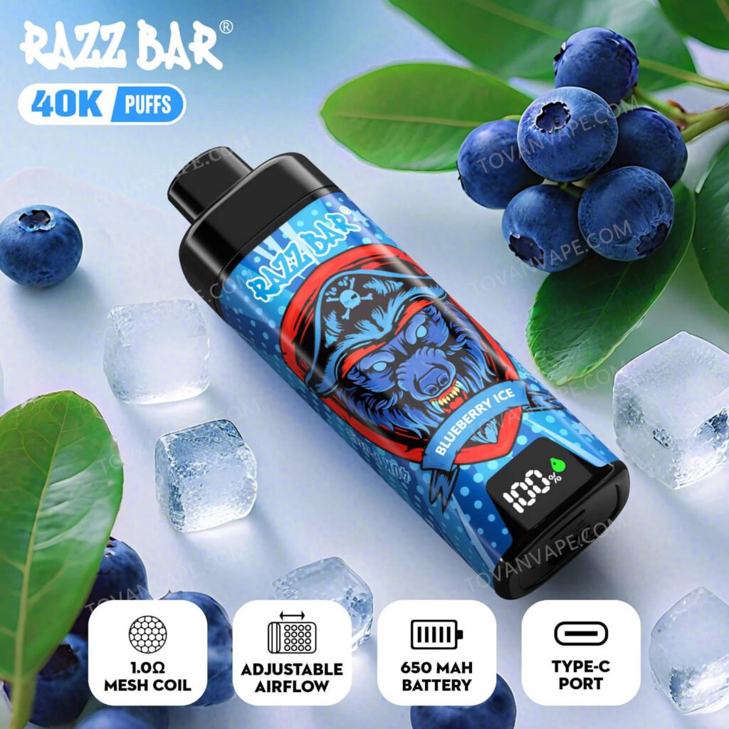 razz bar 40k blueberry ice auf einem Tisch, umgeben von frischen Heidelbeeren und Eiswürfeln razz bar 40k blueberry ice auf einem Tisch, umgeben von frischen Heidelbeeren und Eiswürfeln