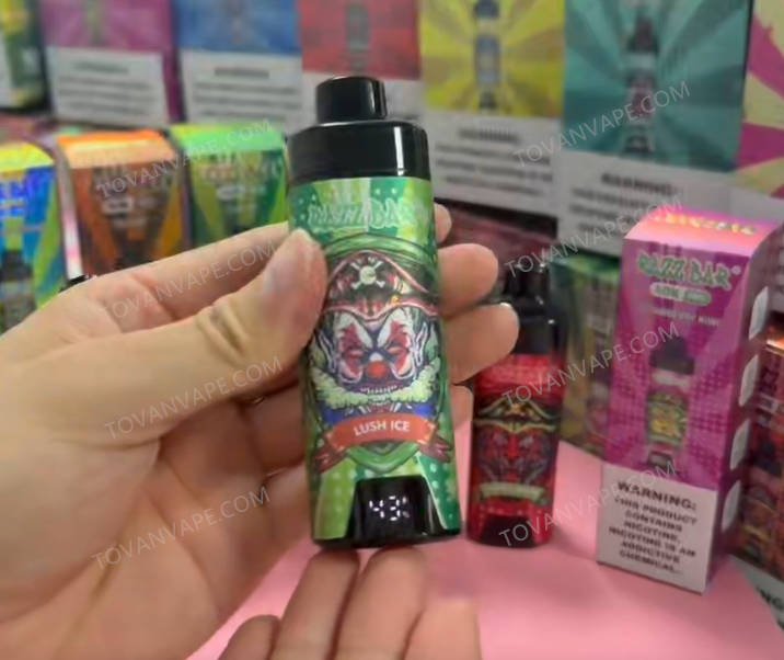 razz bar 40k – Vorderansicht in der Hand, mit beleuchtetem Display, auf dem der Akkustand und der E-Liquid-Füllstand in Echtzeit angezeigt werden