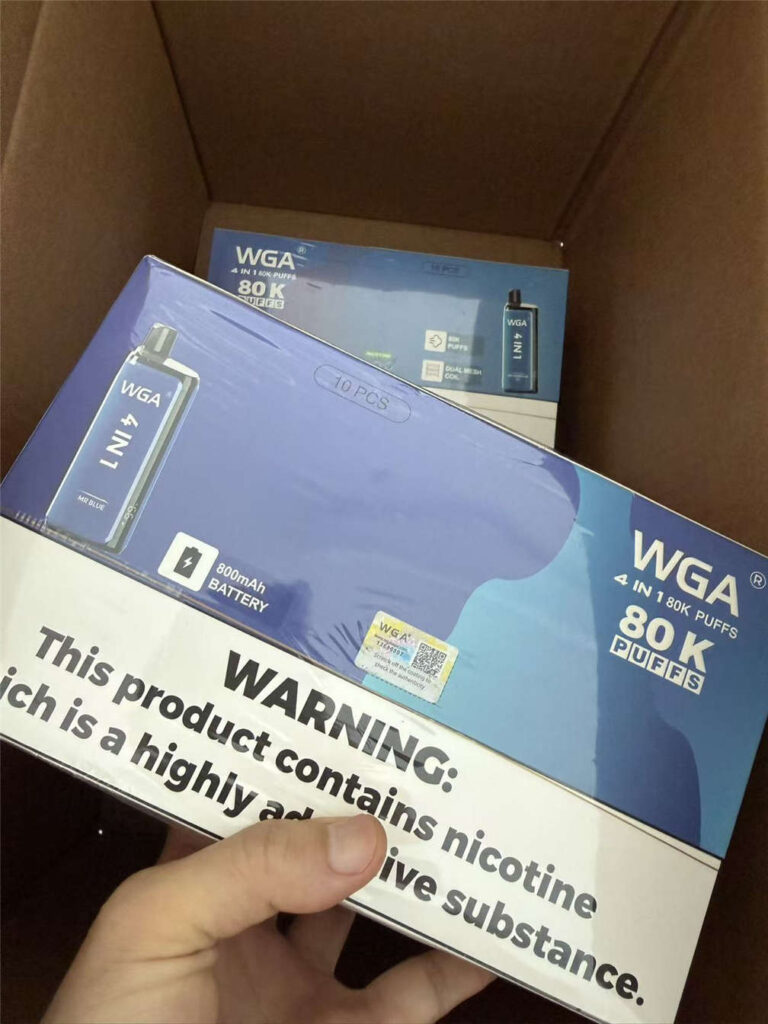 Uma mão a segurar a caixa de embalagem por grosso do Wga 80k