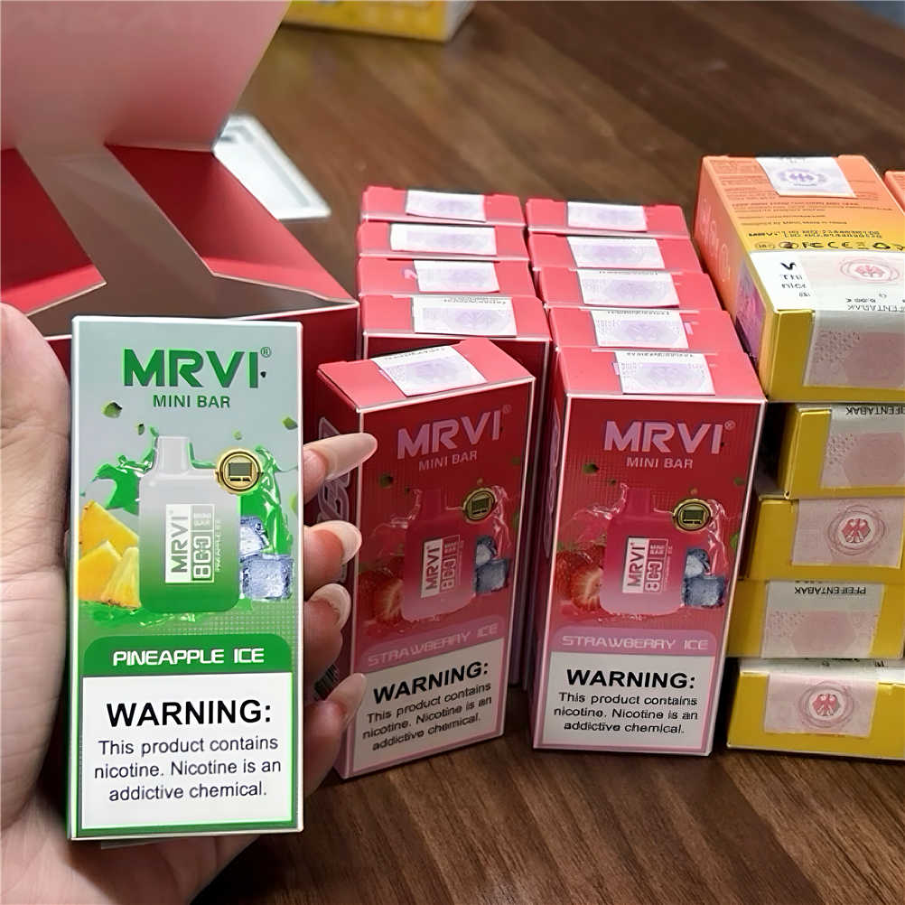 quatre cigarettes électroniques mrvi mini bar 800 de différentes saveurs, soigneusement disposées sur une table