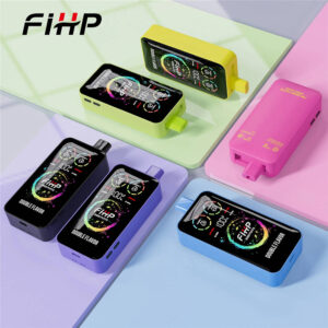 six cigarettes électroniques fihp 36000 aux couleurs vives, présentant différentes saveurs, posées sur une table